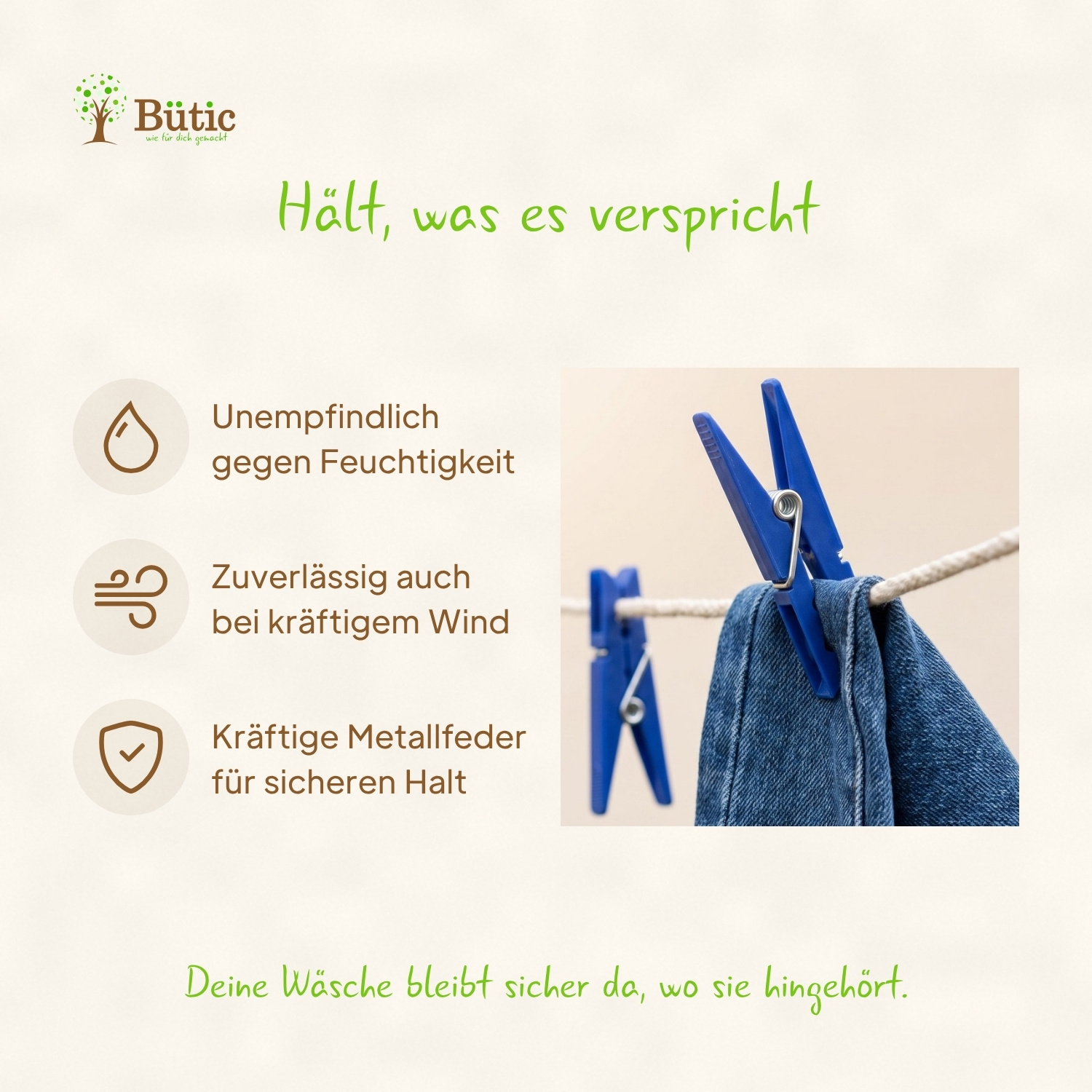 Blaue Kunststoff-Wäscheklammern mit Metallfeder klemmen Jeans-Stoff an einer Wäscheleine fest