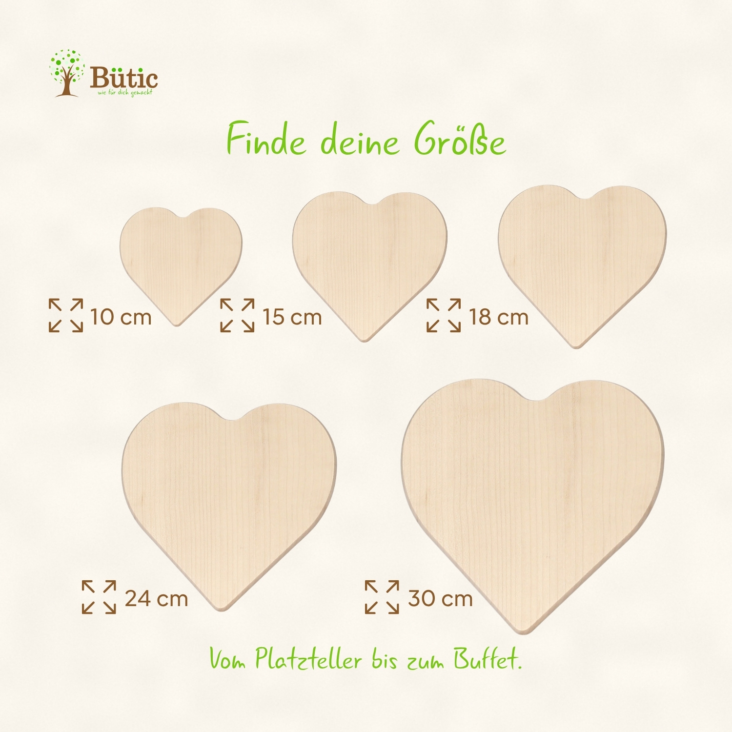 Fünf Holzbretter in Herzform aus hellem Ahorn in den Größen 10 cm, 15 cm, 18 cm, 24 cm und 30 cm im Größenvergleich nebeneinander