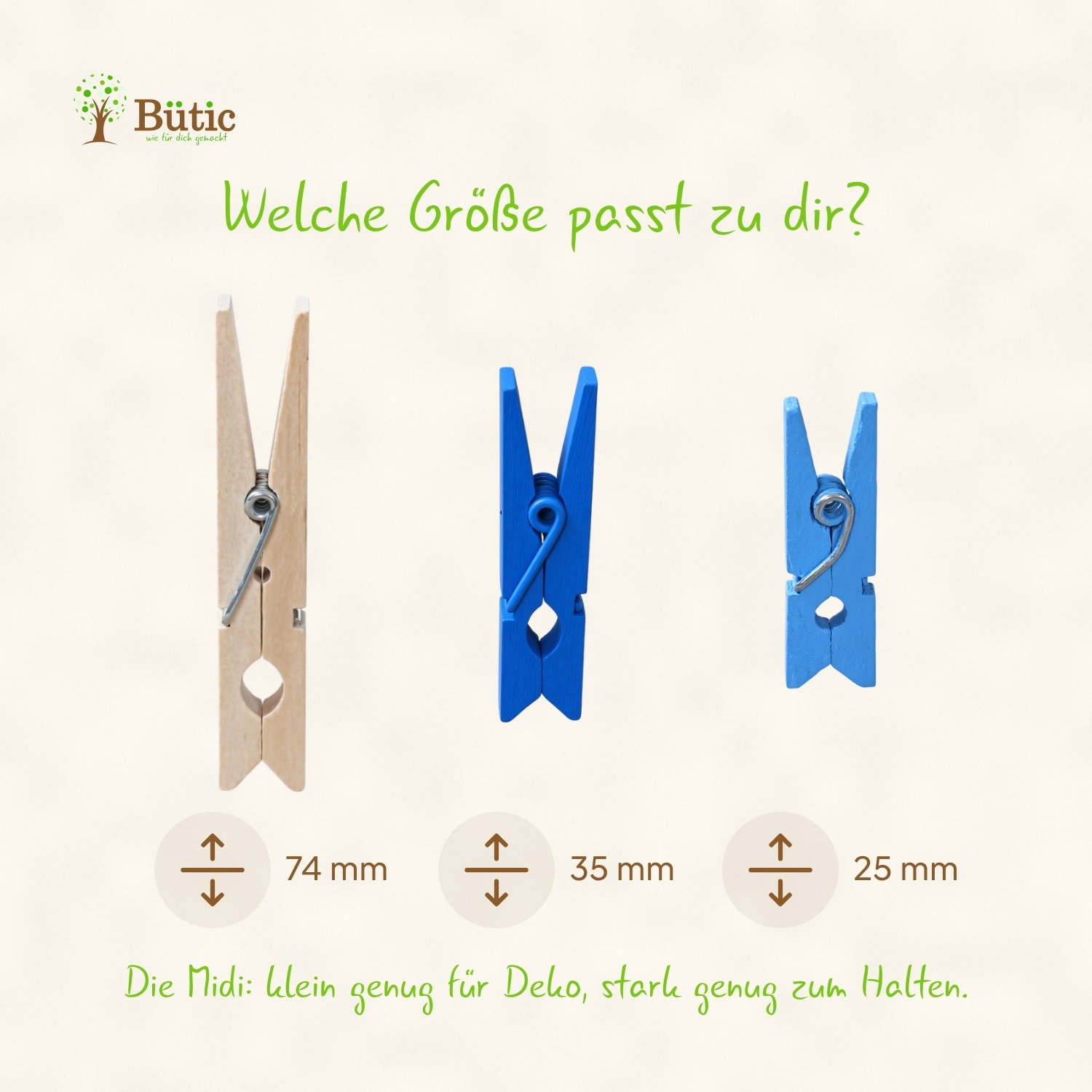 Größenvergleich dreier Holzwäscheklammern: naturbelassene Klammer 74 mm, blaue Midi-Klammer 35 mm und kleine blaue Klammer 25 mm, mit Maßangaben unterhalb jeder Klammer