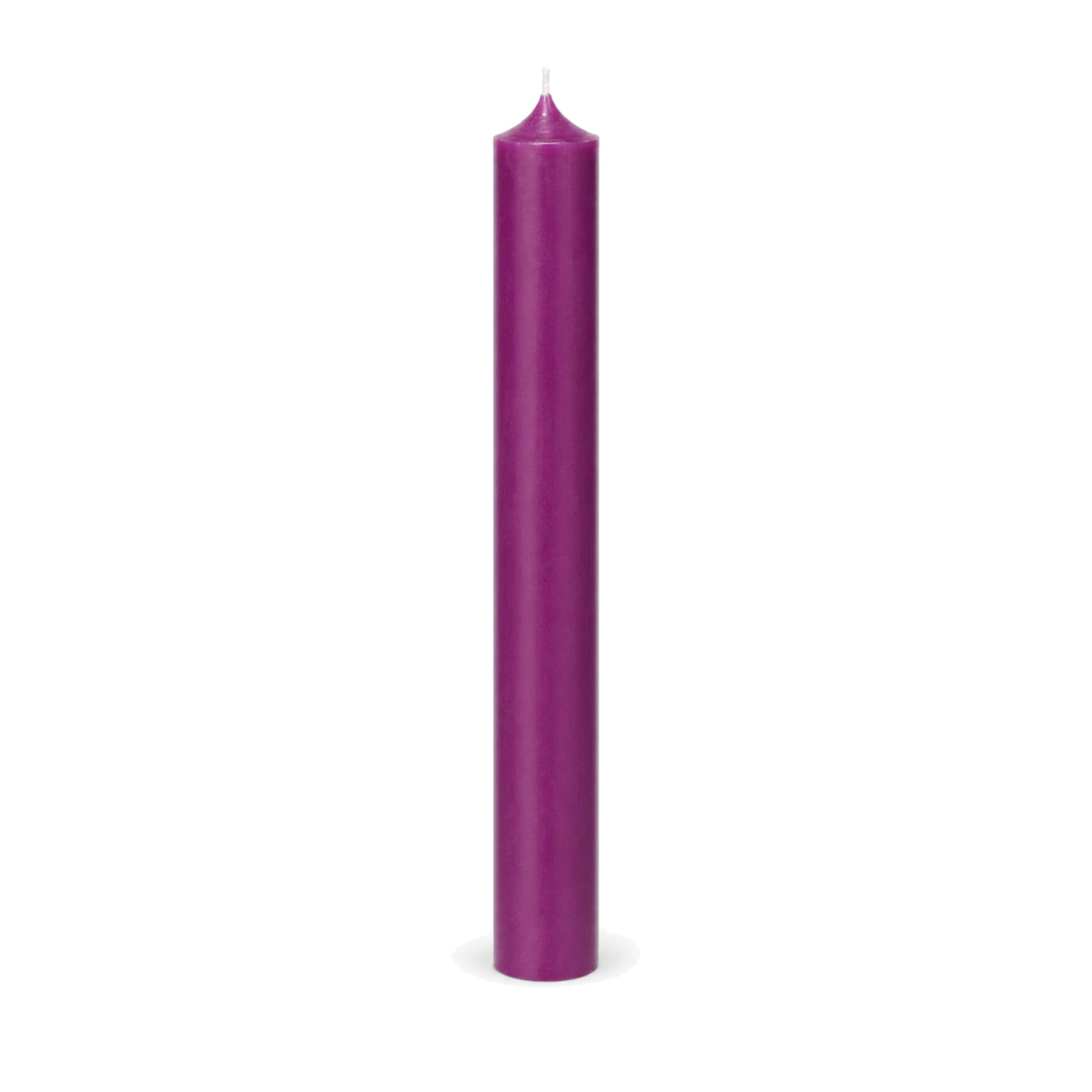 Auberginefarbene Stabkerze 180 x 22 mm, einzeln auf weißem Hintergrund.