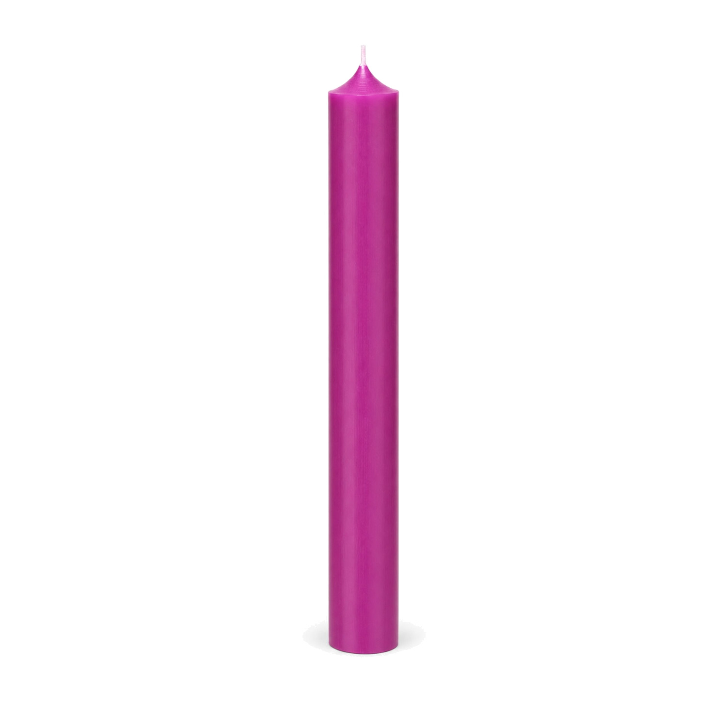 Fuchsiafarbene Stabkerze 180 x 22 mm, einzeln auf weißem Hintergrund.
