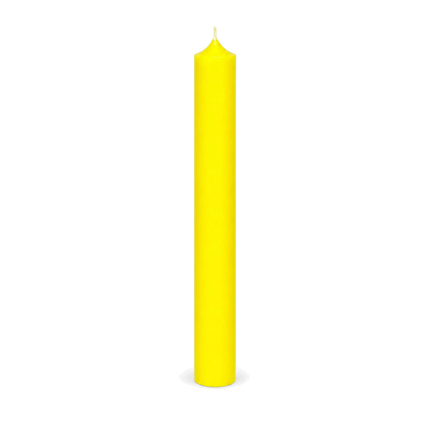 Gelbe Stabkerze 180 x 22 mm, einzeln auf weißem Hintergrund.
