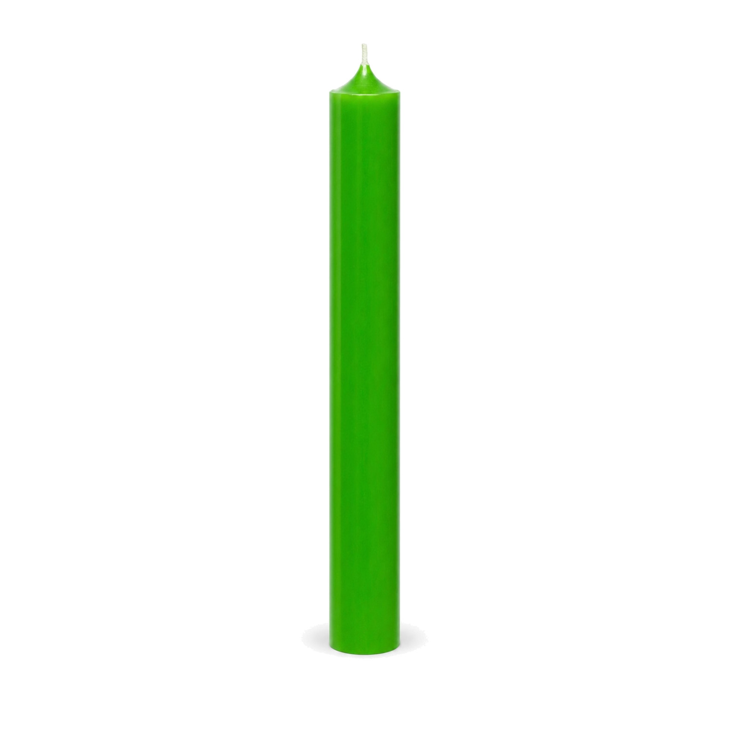 Grüne Stabkerze 180 x 22 mm, einzeln auf weißem Hintergrund.