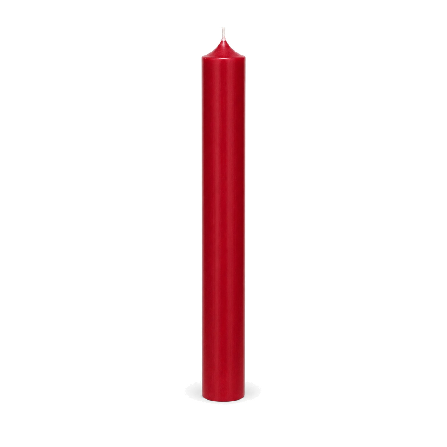 Himbeerrote Stabkerze 180 x 22 mm, einzeln auf weißem Hintergrund.