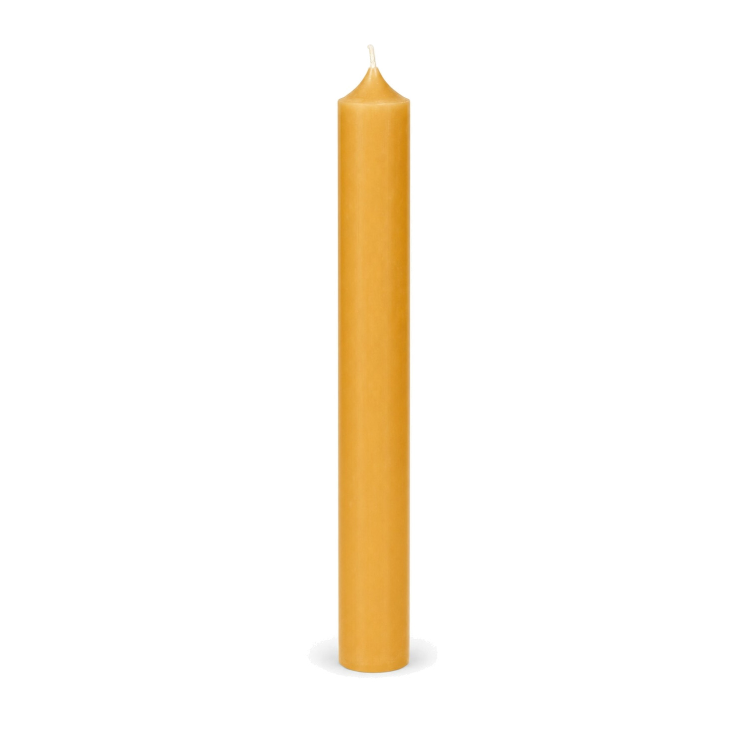 Karamellfarbene Stabkerze 180 x 22 mm, einzeln auf weißem Hintergrund.