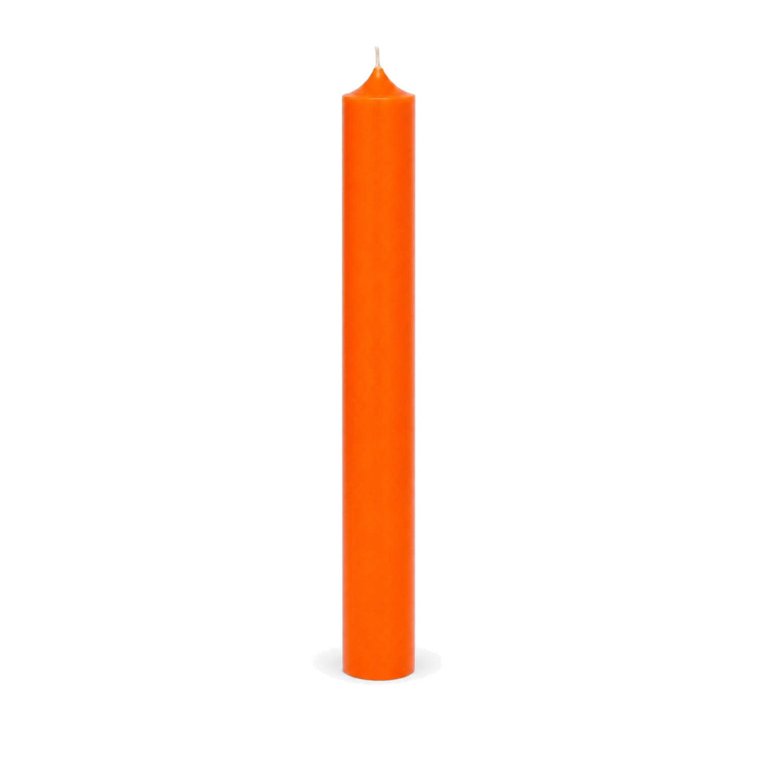 Orangefarbene Stabkerze 180 x 22 mm, einzeln auf weißem Hintergrund.