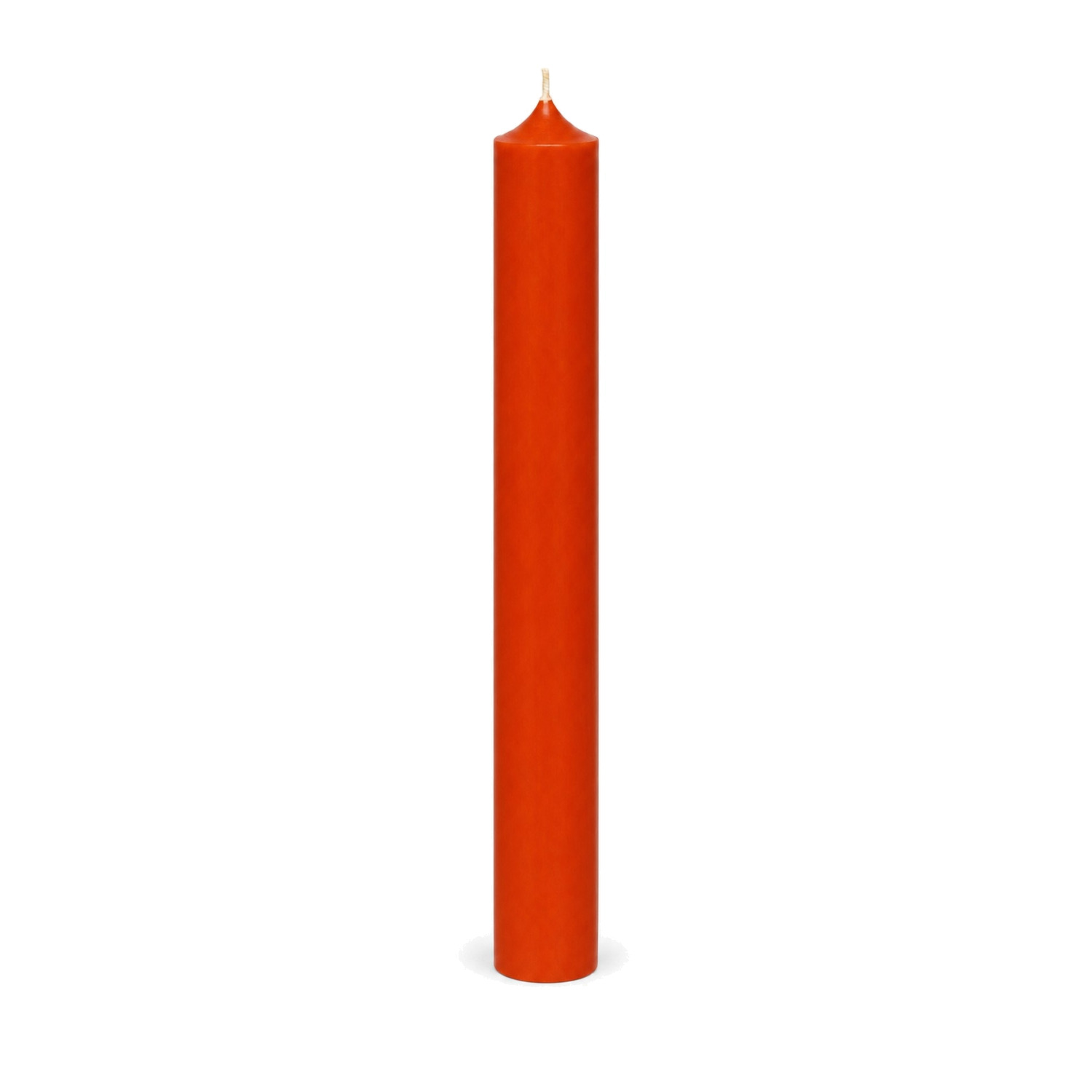 Rostfarbene Stabkerze 180 x 22 mm, einzeln auf weißem Hintergrund.