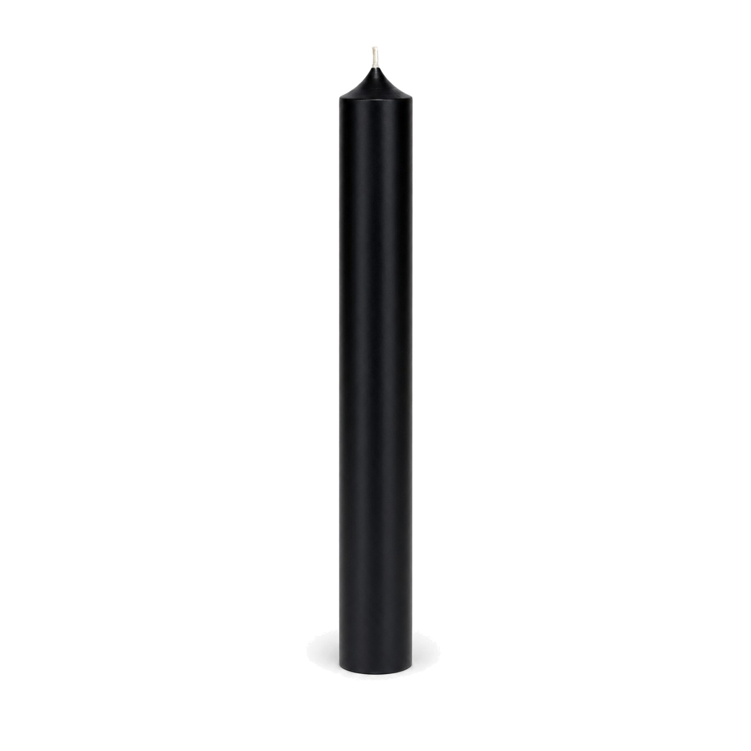 Schwarze Stabkerze 180 x 22 mm, einzeln auf weißem Hintergrund.