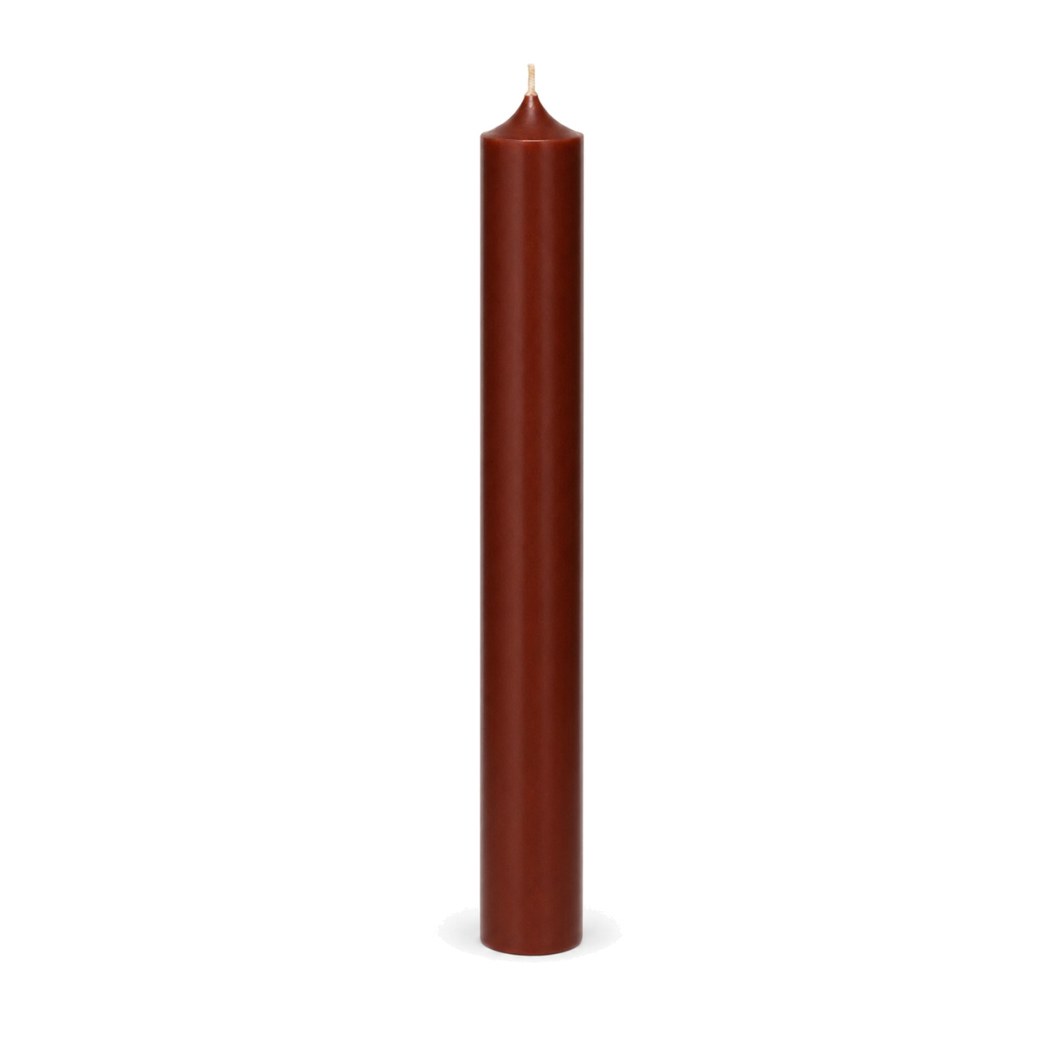 Trüffelbraune Stabkerze 180 x 22 mm, einzeln auf weißem Hintergrund.
