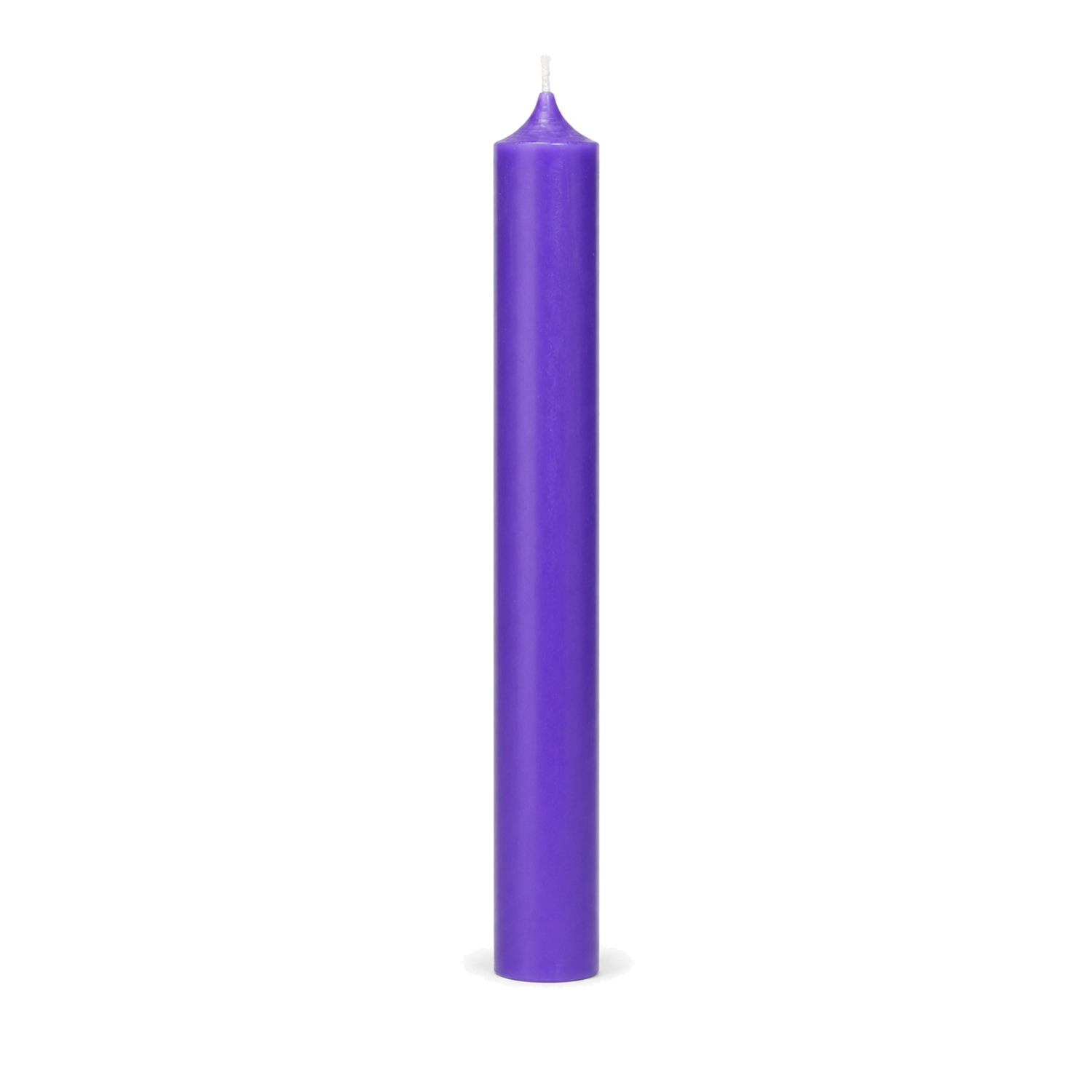 Violette Stabkerze 180 x 22 mm, einzeln auf weißem Hintergrund.