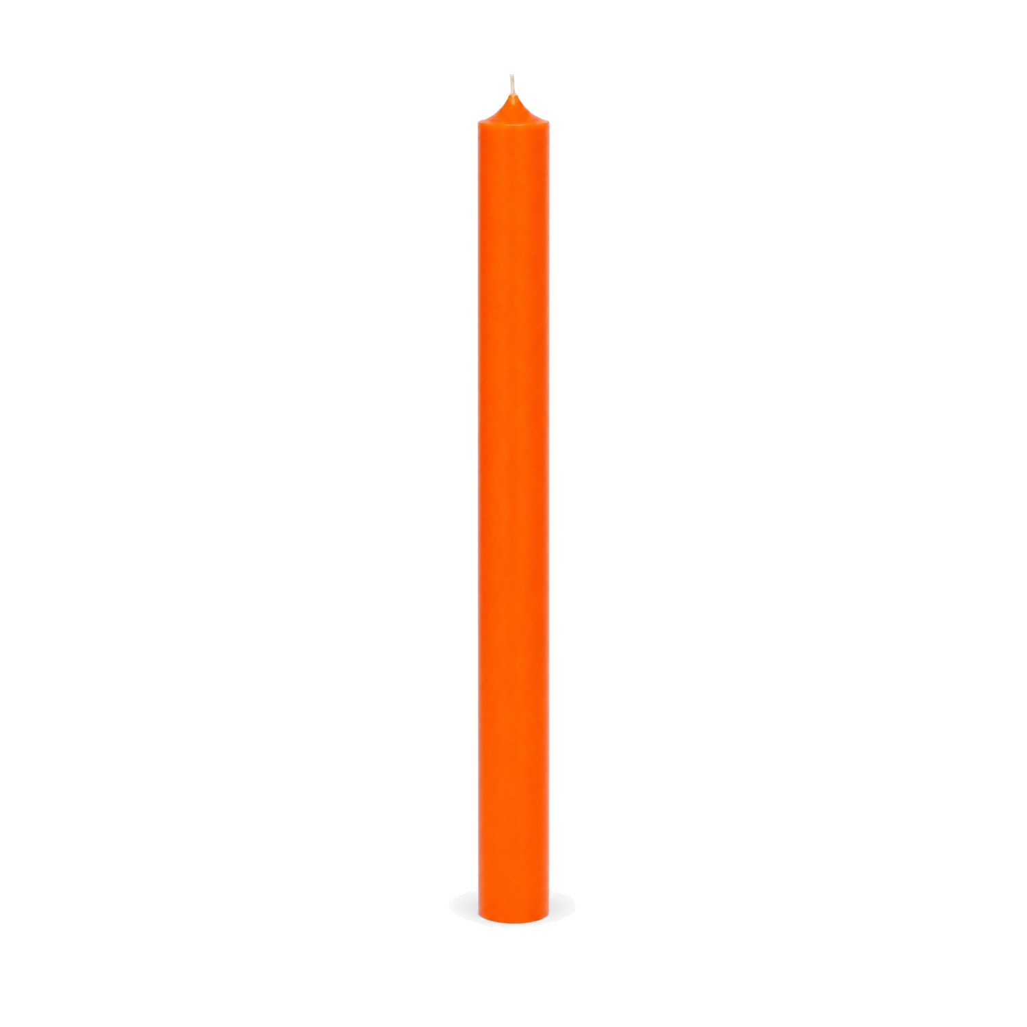 Orangefarbene Stabkerze 250 x 22 mm, einzeln auf weißem Hintergrund.