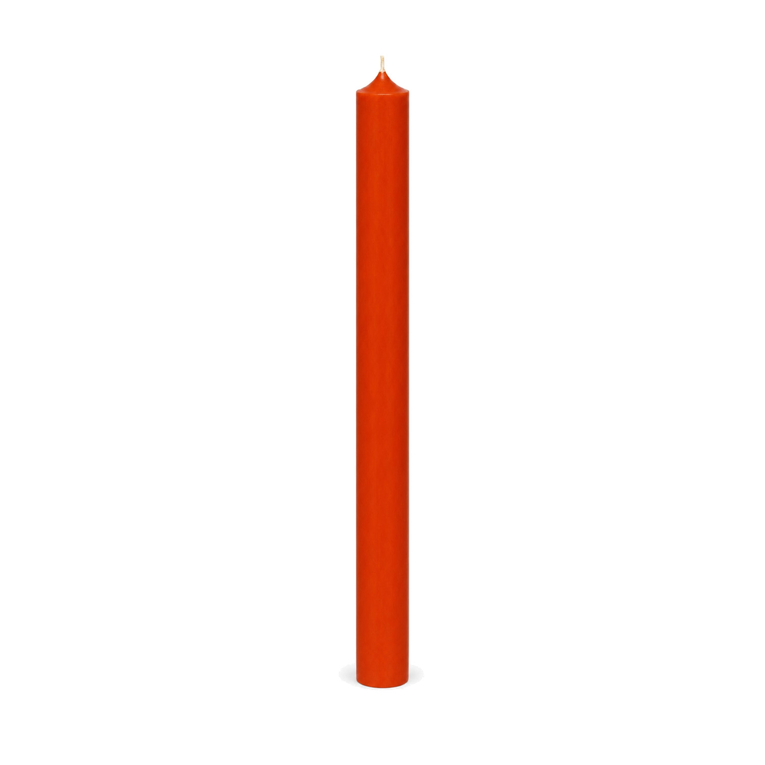 Rostfarbene Stabkerze 250 x 22 mm, einzeln auf weißem Hintergrund.
