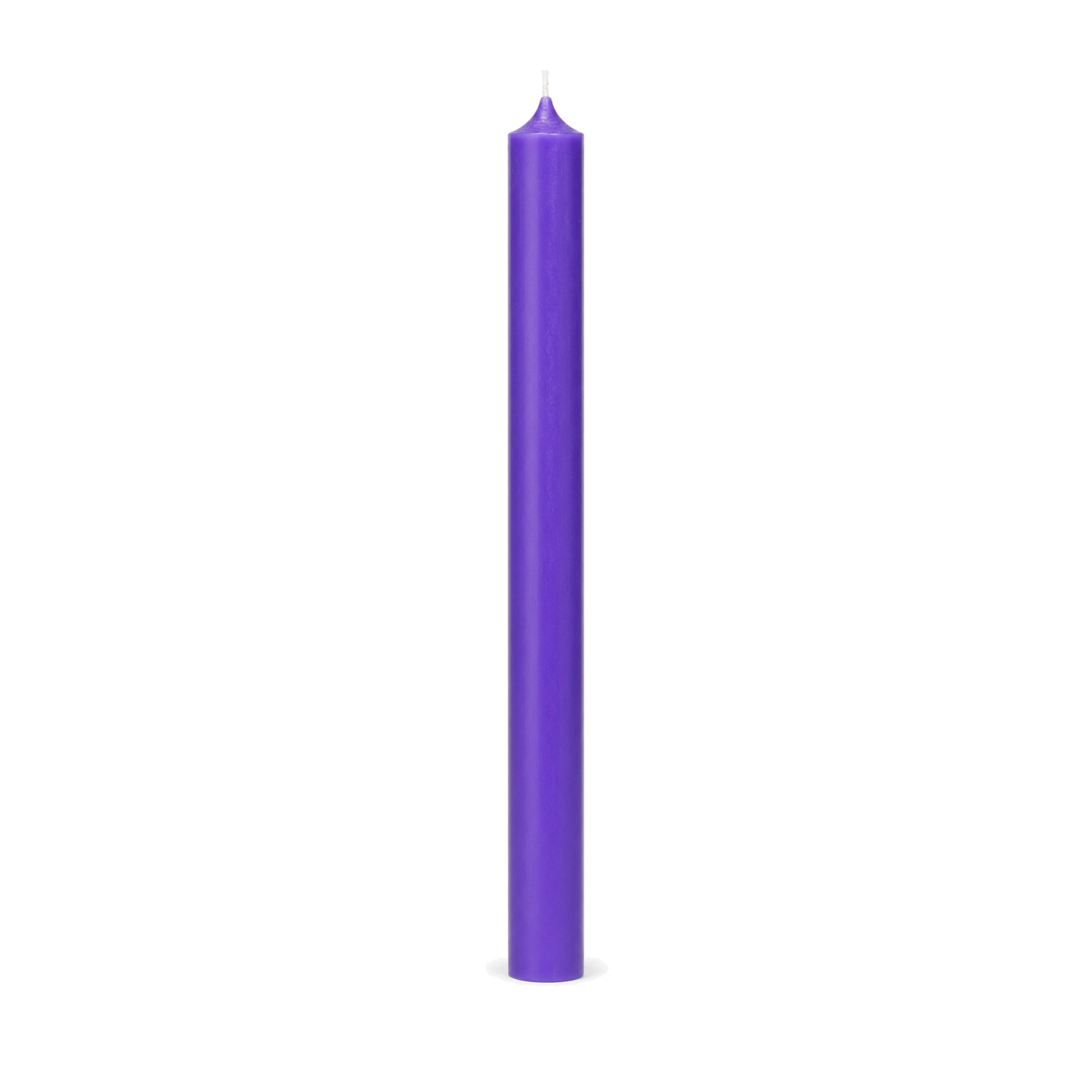 Violette Stabkerze 250 x 22 mm, einzeln auf weißem Hintergrund.