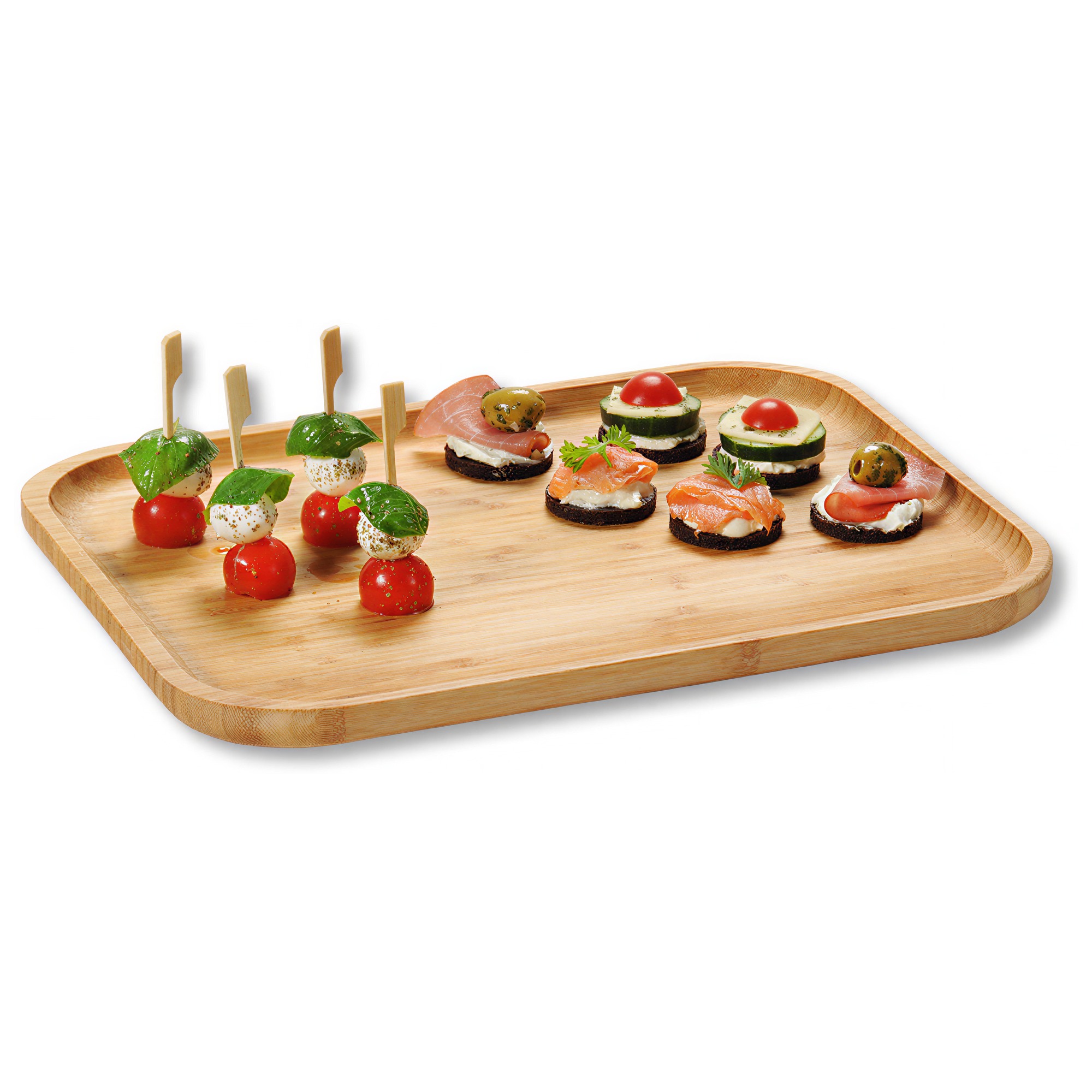 Rechteckiges Bambus-Serviertablett mit abgerundeten Ecken und erhöhtem Rand, belegt mit Fingerfood: Caprese-Spieße mit Kirschtomaten, Mozzarella und Basilikum sowie dunkle Cracker-Häppchen mit Lachs, Frischkäse, Gurke und Oliven.