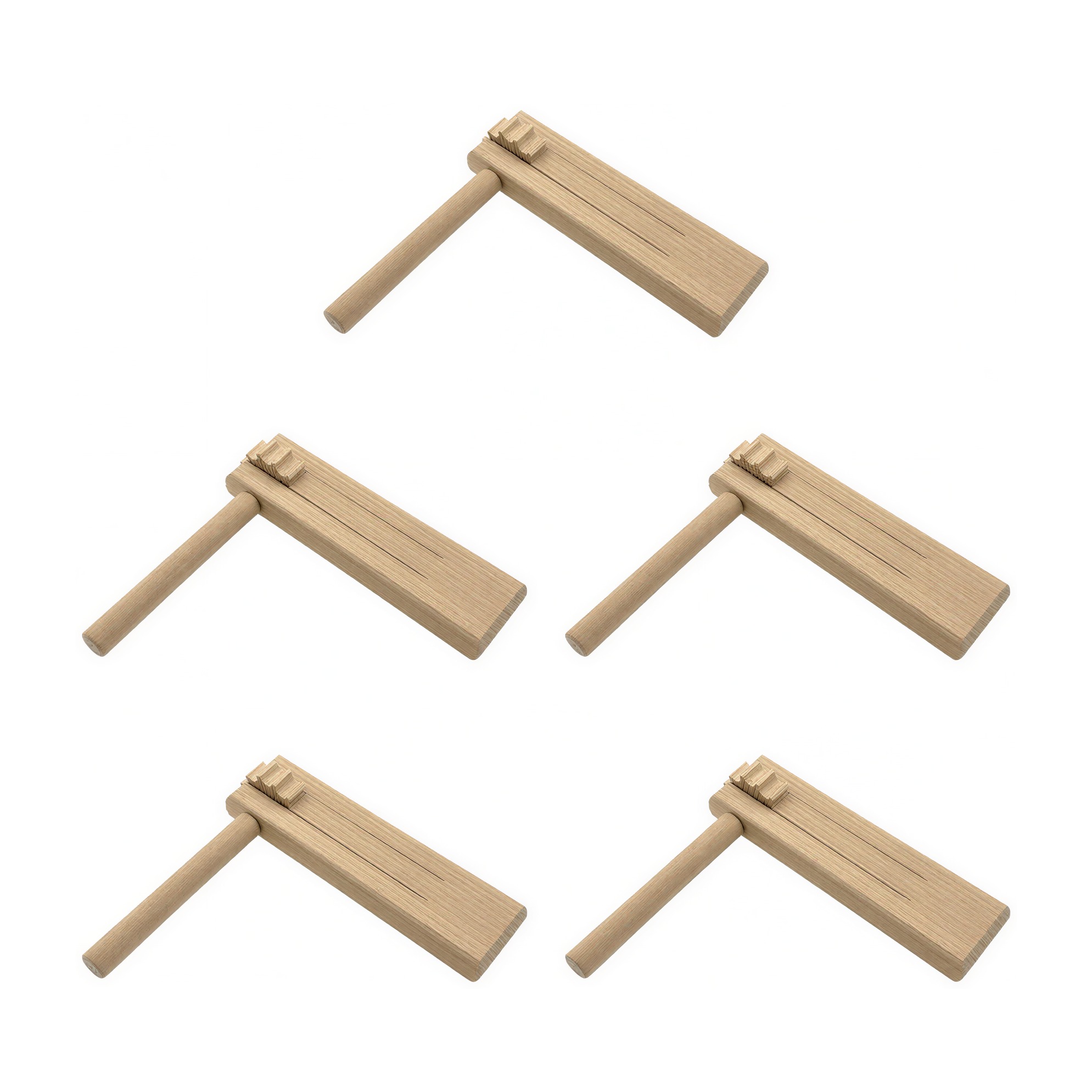 Fünf identische Holzratschen aus hellem Buchenholz, bestehend aus einem rechteckigen Korpus mit Riefelzähnen und einem runden Stiel, auf weißem Hintergrund angeordnet.