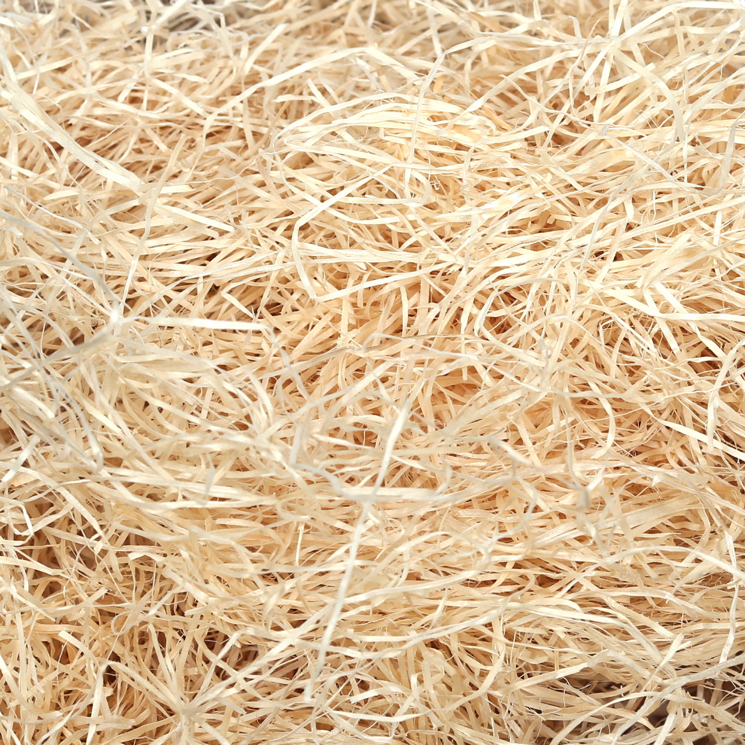 Nahaufnahme naturbelassener Holzwolle als dekoratives Füllmaterial